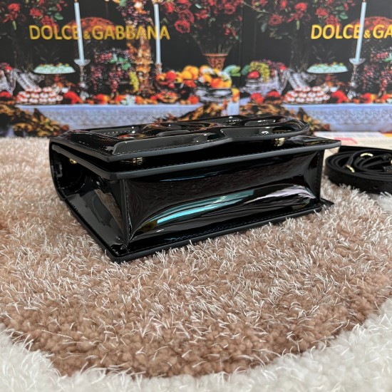 530 [Dolce Gabbana] Model number: 5515 Patent leather top original sheet ➰Delicious handmade, imported cowhide bag body with pure handmade oil edges on top, embellished with standing effect quilted DG log Fashion trend, favorite of many celebrities, cross