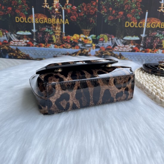 600 [Dolce Gabbana] Model number: 9112 Patent leather leopard print Original ➰Delicate handmade Use imported cowhide bag body with pure handmade oil edges on top, embellished with standing effect quilted DG log Fashion trend, favorite of many celebrities,