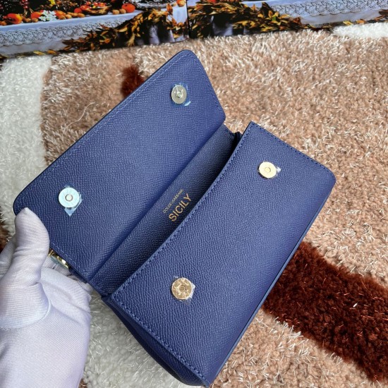 P550 model number: 4133 palm print high-end product [Dolce Gabbana] Another platinum bag in the fashion industry ➰Delicate handmade classic model solid color versatile. Favorite of many celebrities. Crossbody can be used with mirrors. Special products for