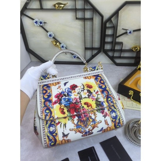 480 [Dolce Gabbana] The same crossbody bag as a celebrity, crossbody, mirror, overseas purchasing special products, fashionable and aura, brand new bag style, any combination can be as long as there is a fashionable heart, you can keep it clearly, when an