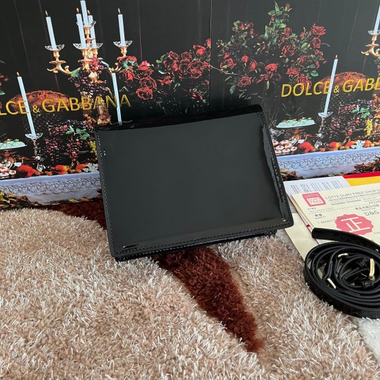 530 [Dolce Gabbana] Model number: 5515 Patent leather top original sheet ➰Delicious handmade, imported cowhide bag body with pure handmade oil edges on top, embellished with standing effect quilted DG log Fashion trend, favorite of many celebrities, cross