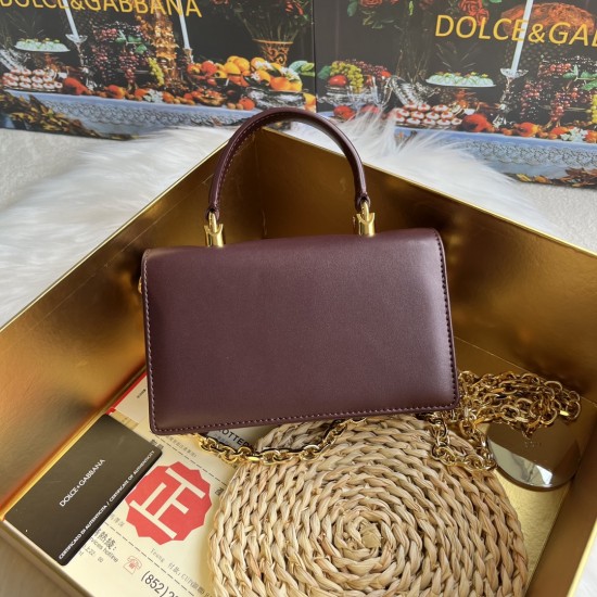 550 【Dolce Gabbana】❤️New.Model number: 9111 original list ➰Delicate and handmade, imported cowhide bag body with pure handmade oil edges on the top, embellished with DG double electroplating sign fashion trend, front flip cover adopts hidden magnetic buck 550 【Dolce Gabbana】❤️New.Model number: 9111 original list ➰Delicate and handmade, imported cowhide bag body with pure handmade oil edges on the top, embellished with DG double electroplating sign fashion trend, front flip cover adopts hidden magnetic buck