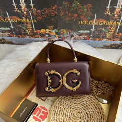 570 【Dolce Gabbana】❤️New.Model number: 9111 original list ➰Delicate and handmade, imported cowhide bag body with pure handmade oil edges on the top, embellished with DG double electroplating sign fashion trend, front flip cover adopts hidden magnetic buck
