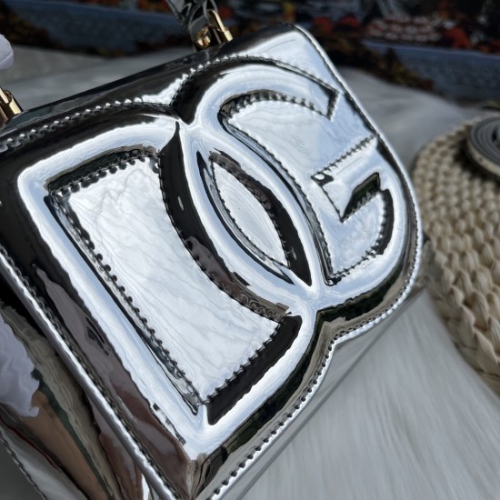 570 [Dolce Gabbana] Model number: 9112 Original order ➰Delicate handmade, imported cowhide bag body with pure handmade oil edges on top, embellished with standing effect quilted DG log Fashion trend, favorite of many celebrities, crossbody, overseas purch