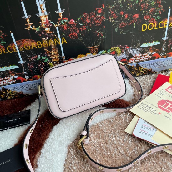 530【Dolce Gabbana】Model number: 3320 Original ➰Semantic delicate handmade imported cowhide, front DG logo, pure handmade oil on the top of the bag, favorite of many celebrities, overseas purchasing special products, fashionable and aura, new bag style, an 530【Dolce Gabbana】Model number: 3320 Original ➰Semantic delicate handmade imported cowhide, front DG logo, pure handmade oil on the top of the bag, favorite of many celebrities, overseas purchasing special products, fashionable and aura, new bag style, an