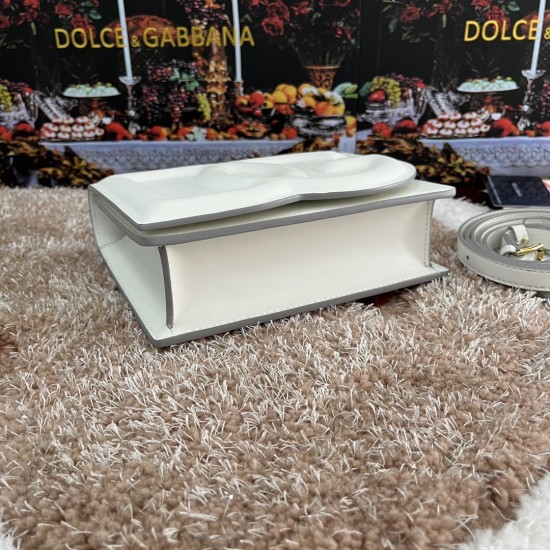 530 [Dolce Gabbana] Model number: 5515 Top original list ➰Delicious handmade, imported cowhide bag body with pure handmade oil edges on top, embellished with standing effect quilted DG log Fashion trend, favorite of many celebrities, crossbody, overseas p