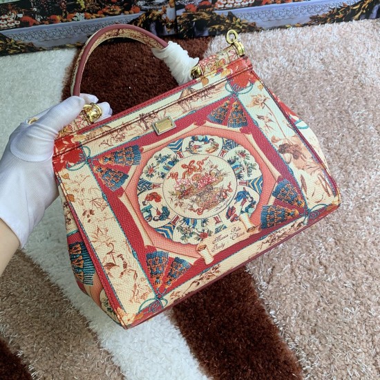480 [Dolce Gabbana] The same crossbody bag as a celebrity, crossbody, mirror, overseas purchasing special products, fashionable and aura, brand new bag style, any combination can be as long as there is a fashionable heart, you can keep it clearly, when an