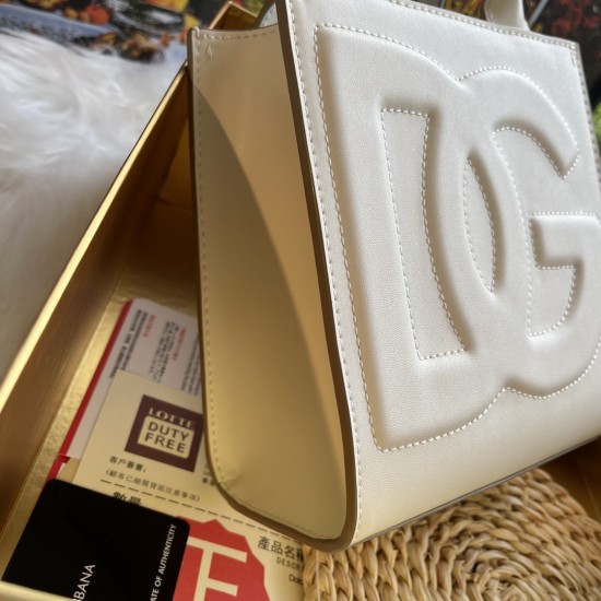 520 【Dolce Gabbana】New.Model number: 5527 Original DG Logo Bag Mini Tote Bag➰Deliciously handmade, imported cowhide bag body with pure handmade oil edges on top, the favorite of many celebrities, overseas purchasing special products, style and aura, as lo 520 【Dolce Gabbana】New.Model number: 5527 Original DG Logo Bag Mini Tote Bag➰Deliciously handmade, imported cowhide bag body with pure handmade oil edges on top, the favorite of many celebrities, overseas purchasing special products, style and aura, as lo