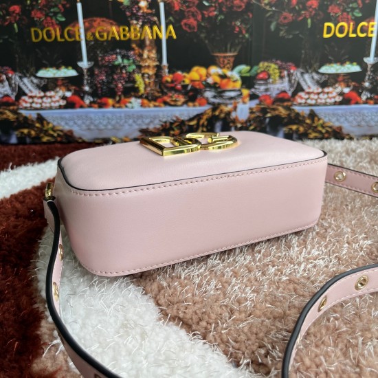 530【Dolce Gabbana】Model number: 3320 Original ➰Semantic delicate handmade imported cowhide, front DG logo, pure handmade oil on the top of the bag, favorite of many celebrities, overseas purchasing special products, fashionable and aura, new bag style, an 530【Dolce Gabbana】Model number: 3320 Original ➰Semantic delicate handmade imported cowhide, front DG logo, pure handmade oil on the top of the bag, favorite of many celebrities, overseas purchasing special products, fashionable and aura, new bag style, an