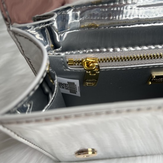 530 [Dolce Gabbana] Model number: 5515 Top original list ➰Delicious handmade, imported cowhide bag body with pure handmade oil edges on top, embellished with standing effect quilted DG log Fashion trend, favorite of many celebrities, crossbody, overseas p