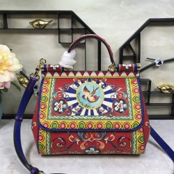 480 [Dolce Gabbana] The same crossbody bag as a celebrity, crossbody, mirror, overseas purchasing special products, fashionable and aura, brand new bag style, any combination can be as long as there is a fashionable heart, you can keep it clearly, when an