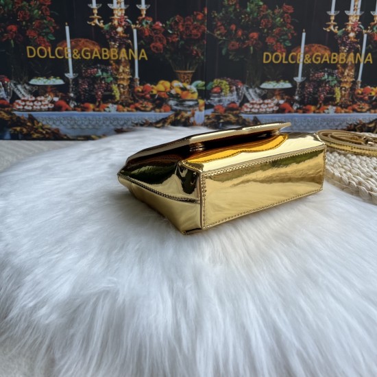 570 [Dolce Gabbana] Model number: 9112 Original order ➰Delicate handmade, imported cowhide bag body with pure handmade oil edges on top, embellished with standing effect quilted DG log Fashion trend, favorite of many celebrities, crossbody, overseas purch