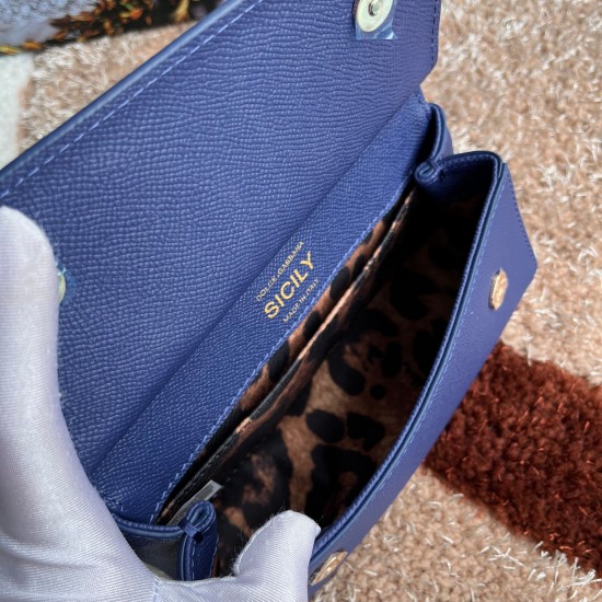 P550 model number: 4133 palm print high-end product [Dolce Gabbana] Another platinum bag in the fashion industry ➰Delicate handmade classic model solid color versatile. Favorite of many celebrities. Crossbody can be used with mirrors. Special products for