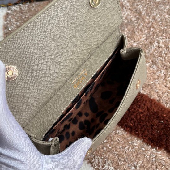 P550 model number: 4133 palm print high-end product [Dolce Gabbana] Another platinum bag in the fashion industry ➰Delicate handmade classic model solid color versatile. Favorite of many celebrities. Crossbody can be used with mirrors. Special products for