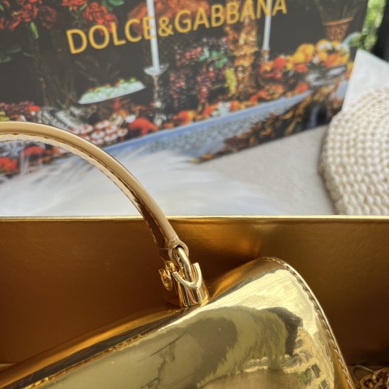 580 【Dolce Gabbana】❤️New.Model number: 9111 patent leather original ➰Delicate and handmade, imported cowhide bag body with pure handmade oil edge on top, embellished with DG double electroplating sign fashion trend, front flip cover adopts hidden magnetic 580 【Dolce Gabbana】❤️New.Model number: 9111 patent leather original ➰Delicate and handmade, imported cowhide bag body with pure handmade oil edge on top, embellished with DG double electroplating sign fashion trend, front flip cover adopts hidden magnetic