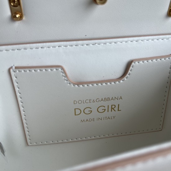 570 【Dolce Gabbana】❤️New.Model number: 9111 original list ➰Delicate and handmade, imported cowhide bag body with pure handmade oil edges on the top, embellished with DG double electroplating sign fashion trend, front flip cover adopts hidden magnetic buck 570 【Dolce Gabbana】❤️New.Model number: 9111 original list ➰Delicate and handmade, imported cowhide bag body with pure handmade oil edges on the top, embellished with DG double electroplating sign fashion trend, front flip cover adopts hidden magnetic buck