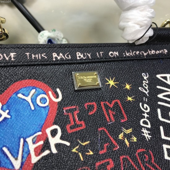 480 [Dolce Gabbana] The same crossbody bag as a celebrity, crossbody, mirror, overseas purchasing special products, fashionable and aura, brand new bag style, any combination can be as long as there is a fashionable heart, you can keep it clearly, when an