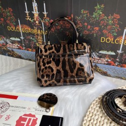 600 [Dolce Gabbana] Model number: 9112 Patent leather leopard print Original ➰Delicate handmade Use imported cowhide bag body with pure handmade oil edges on top, embellished with standing effect quilted DG log Fashion trend, favorite of many celebrities,