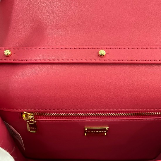 530 [Dolce Gabbana] Model number: 5515 Top original list ➰Delicious handmade, imported cowhide bag body with pure handmade oil edges on top, embellished with standing effect quilted DG log Fashion trend, favorite of many celebrities, crossbody, overseas p