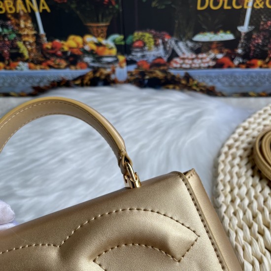 570 [Dolce Gabbana] Model number: 9112 Original order ➰Delicate handmade, imported cowhide bag body with pure handmade oil edges on top, embellished with standing effect quilted DG log Fashion trend, favorite of many celebrities, crossbody, overseas purch