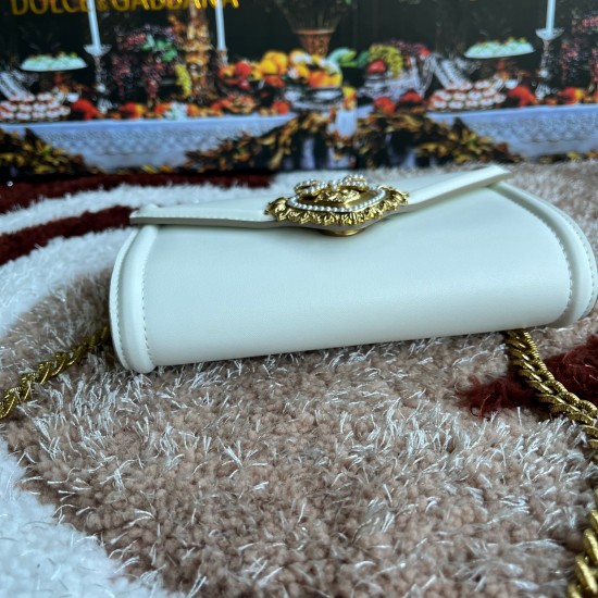 530 original DolceGabbana overseas purchasing special product model number 5512,️Double crossbody clutch bag is mainly simple and fashionable, using imported cowhide raw materials. Butterfly gold-plated DG logo inlaid pearl front flip with hidden magnetic 530 original DolceGabbana overseas purchasing special product model number 5512,️Double crossbody clutch bag is mainly simple and fashionable, using imported cowhide raw materials. Butterfly gold-plated DG logo inlaid pearl front flip with hidden magnetic