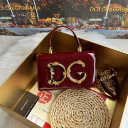 580 【Dolce Gabbana】❤️New.Model number: 9111 patent leather original ➰Delicate and handmade, imported cowhide bag body with pure handmade oil edge on top, embellished with DG double electroplating sign fashion trend, front flip cover adopts hidden magnetic