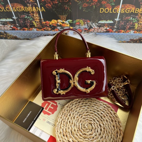 580 【Dolce Gabbana】❤️New.Model number: 9111 patent leather original ➰Delicate and handmade, imported cowhide bag body with pure handmade oil edge on top, embellished with DG double electroplating sign fashion trend, front flip cover adopts hidden magnetic 580 【Dolce Gabbana】❤️New.Model number: 9111 patent leather original ➰Delicate and handmade, imported cowhide bag body with pure handmade oil edge on top, embellished with DG double electroplating sign fashion trend, front flip cover adopts hidden magnetic