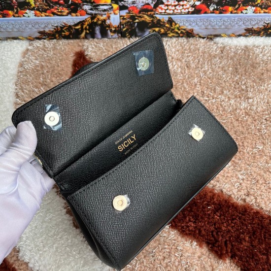 P550 model number: 4133 palm print high-end product [Dolce Gabbana] Another platinum bag in the fashion industry ➰Delicate handmade classic model solid color versatile. Favorite of many celebrities. Crossbody can be used with mirrors. Special products for
