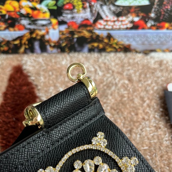 P550 model number: 4133 palm print high-end product [Dolce Gabbana] Another platinum bag in the fashion industry ➰Delicate handmade classic model solid color versatile. Favorite of many celebrities. Crossbody can be used with mirrors. Special products for