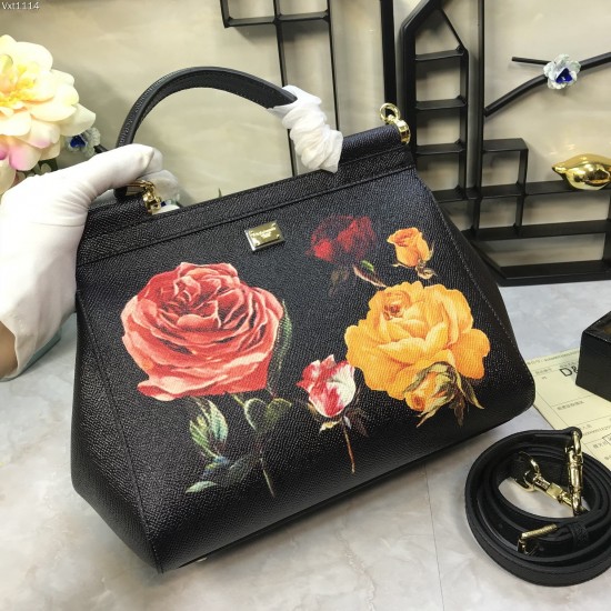 480 [Dolce Gabbana] The same crossbody bag as a celebrity, crossbody, mirror, overseas purchasing special products, fashionable and aura, brand new bag style, any combination can be as long as there is a fashionable heart, you can keep it clearly, when an