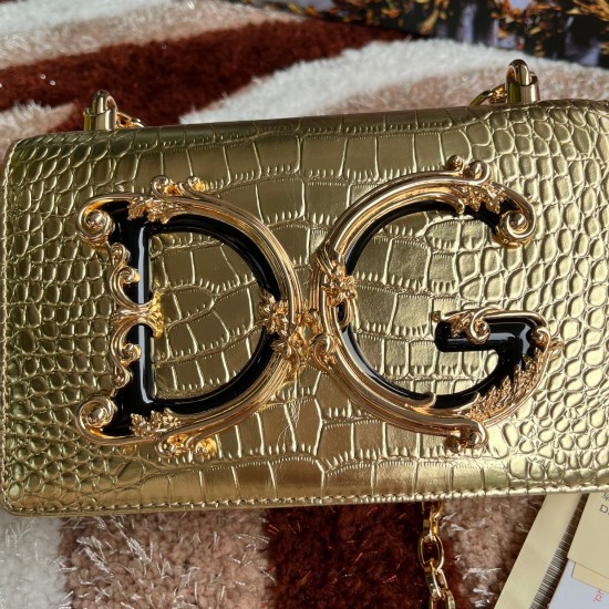 600 【Dolce Gabbana】Top original list ➰Delicate handmade series crossbody bags, imported raw materials, resin bottom plated with real gold DG logo on the front, the flip cover is hidden magnetic buckle, fixed electroplated ruthenium chain decoration, pure 600 【Dolce Gabbana】Top original list ➰Delicate handmade series crossbody bags, imported raw materials, resin bottom plated with real gold DG logo on the front, the flip cover is hidden magnetic buckle, fixed electroplated ruthenium chain decoration, pure