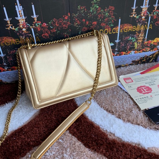 600 [Dolce Gabbana] Top original list ➰Delicious handmade Imported cowhide leather with original hardware bag body with pure handmade oil on top of the top of many celebrities' favorites. Crossbody can be purchased overseas for special products with a sty