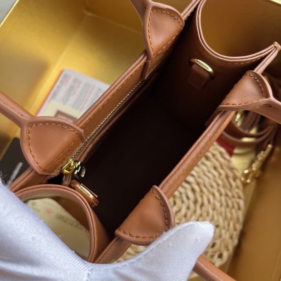 520 【Dolce Gabbana】New.Model number: 5527 Original DG Logo Bag Mini Tote Bag➰Deliciously handmade, imported cowhide bag body with pure handmade oil edges on top, the favorite of many celebrities, overseas purchasing special products, style and aura, as lo 520 【Dolce Gabbana】New.Model number: 5527 Original DG Logo Bag Mini Tote Bag➰Deliciously handmade, imported cowhide bag body with pure handmade oil edges on top, the favorite of many celebrities, overseas purchasing special products, style and aura, as lo