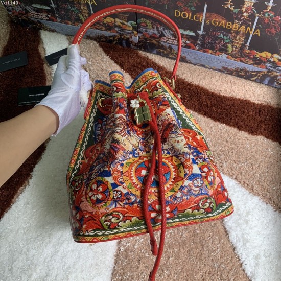 510 [Dolce Gabbana] Classic bucket bag, crossbody, special products for overseas purchasing, new bag style and aura, any combination can be used as long as there is a fashionable heart, you can keep it clearly when and where DG will always show you infini