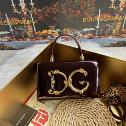 550 【Dolce Gabbana】❤️New.Model number: 9111 patent leather original ➰Delicate and handmade, imported cowhide bag body with pure handmade oil edge on top, embellished with DG double electroplating sign fashion trend, front flip cover adopts hidden magnetic