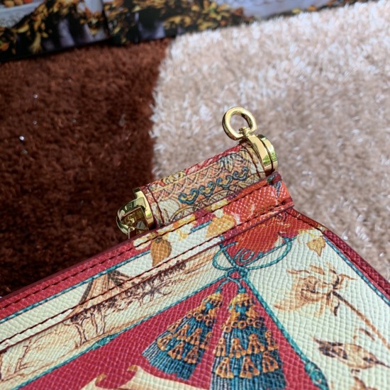480 [Dolce Gabbana] The same crossbody bag as a celebrity, crossbody, mirror, overseas purchasing special products, fashionable and aura, brand new bag style, any combination can be as long as there is a fashionable heart, you can keep it clearly, when an
