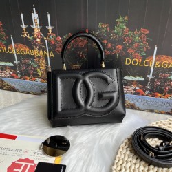 570 [Dolce Gabbana] Model number: 9112 Original order ➰Delicate handmade, imported cowhide bag body with pure handmade oil edges on top, embellished with standing effect quilted DG log Fashion trend, favorite of many celebrities, crossbody, overseas purch