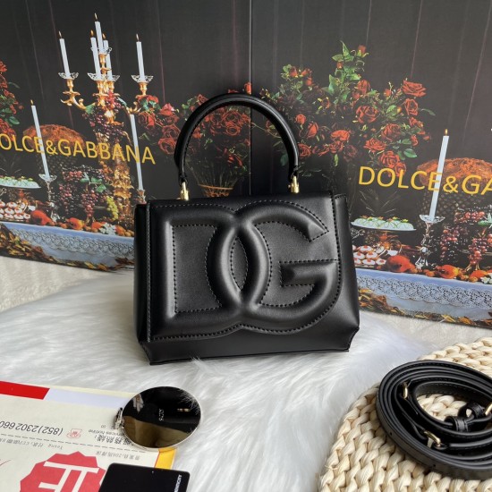 570 [Dolce Gabbana] Model number: 9112 Original order ➰Delicate handmade, imported cowhide bag body with pure handmade oil edges on top, embellished with standing effect quilted DG log Fashion trend, favorite of many celebrities, crossbody, overseas purch