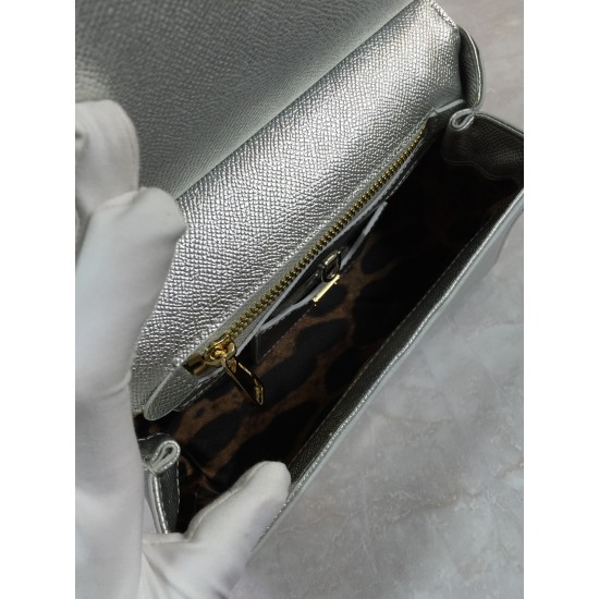 410 small high-end product [Dolce Gabbana] crossbody women's bag ➰Delicate handmade classic style solid color versatile. Favorite of many celebrities. Crossbody can be matched with mirrors. Special products for overseas purchasing agents!Imported palm-pri