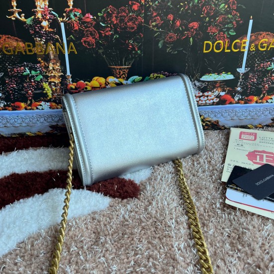 530 original DolceGabbana overseas purchasing special product model number 5512,️Double crossbody clutch bag is mainly simple and fashionable, using imported cowhide raw materials. Butterfly gold-plated DG logo inlaid pearl front flip with hidden magnetic 530 original DolceGabbana overseas purchasing special product model number 5512,️Double crossbody clutch bag is mainly simple and fashionable, using imported cowhide raw materials. Butterfly gold-plated DG logo inlaid pearl front flip with hidden magnetic