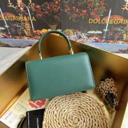 570 【Dolce Gabbana】❤️New.Model number: 9111 original list ➰Delicate and handmade, imported cowhide bag body with pure handmade oil edges on the top, embellished with DG double electroplating sign fashion trend, front flip cover adopts hidden magnetic buck