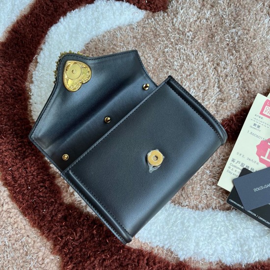 530 original DolceGabbana overseas purchasing special product model number 5512,️Double crossbody clutch bag is mainly simple and fashionable, using imported cowhide raw materials. Butterfly gold-plated DG logo inlaid pearl front flip with hidden magnetic 530 original DolceGabbana overseas purchasing special product model number 5512,️Double crossbody clutch bag is mainly simple and fashionable, using imported cowhide raw materials. Butterfly gold-plated DG logo inlaid pearl front flip with hidden magnetic
