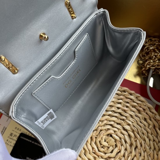 550 【Dolce Gabbana】❤️New.Model number: 9111 original list ➰Delicate and handmade, imported cowhide bag body with pure handmade oil edges on the top, embellished with DG double electroplating sign fashion trend, front flip cover adopts hidden magnetic buck 550 【Dolce Gabbana】❤️New.Model number: 9111 original list ➰Delicate and handmade, imported cowhide bag body with pure handmade oil edges on the top, embellished with DG double electroplating sign fashion trend, front flip cover adopts hidden magnetic buck
