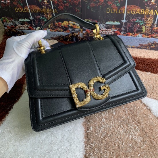 600 【Dolce Gabbana】Top original list Unique, highlighting the baroque style that forms 600 【Dolce Gabbana】Top original list Unique, highlighting the baroque style that forms
