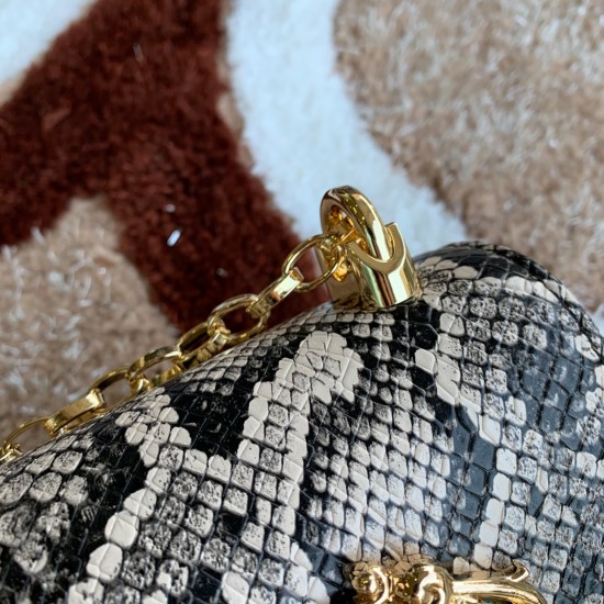 620 【Dolce Gabbana】Top original list ➰Delicate handmade series crossbody bags, imported raw materials, resin bottom plated with real gold DG logo on the front, the flip cover is hidden magnetic buckle, fixed electroplated ruthenium chain decoration, pure 620 【Dolce Gabbana】Top original list ➰Delicate handmade series crossbody bags, imported raw materials, resin bottom plated with real gold DG logo on the front, the flip cover is hidden magnetic buckle, fixed electroplated ruthenium chain decoration, pure