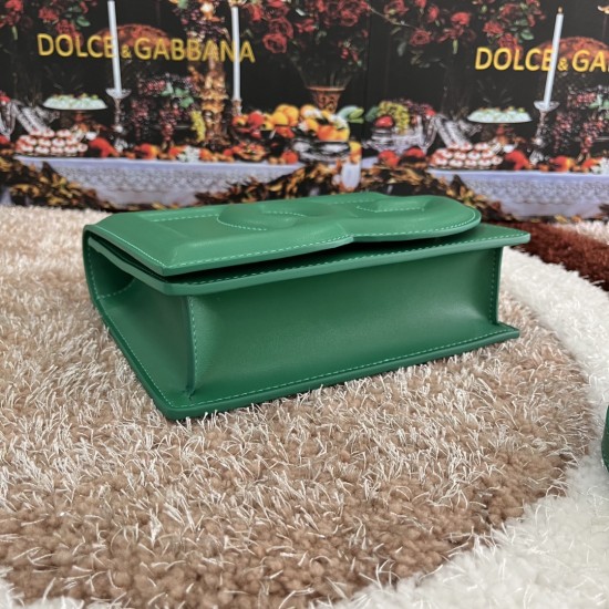 530 [Dolce Gabbana] Model number: 5515 Top original list ➰Delicious handmade, imported cowhide bag body with pure handmade oil edges on top, embellished with standing effect quilted DG log Fashion trend, favorite of many celebrities, crossbody, overseas p