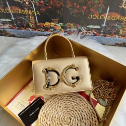 570 【Dolce Gabbana】❤️New.Model number: 9111 original list ➰Delicate and handmade, imported cowhide bag body with pure handmade oil edges on the top, embellished with DG double electroplating sign fashion trend, front flip cover adopts hidden magnetic buck