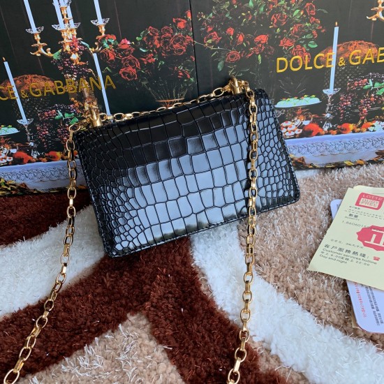 600 【Dolce Gabbana】Top original list ➰Delicate handmade series crossbody bags, imported raw materials, resin bottom plated with real gold DG logo on the front, the flip cover is hidden magnetic buckle, fixed electroplated ruthenium chain decoration, pure 600 【Dolce Gabbana】Top original list ➰Delicate handmade series crossbody bags, imported raw materials, resin bottom plated with real gold DG logo on the front, the flip cover is hidden magnetic buckle, fixed electroplated ruthenium chain decoration, pure