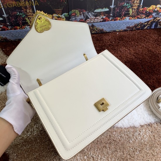 550 [Dolce Gabbana] Model number: 4158 Original single crossbody women's bag ➰Delicious handmade Imported cowhide with original hardware bag body with pure handmade oil on top of the top of many celebrities' favorites. Crossbody can be purchased overseas 