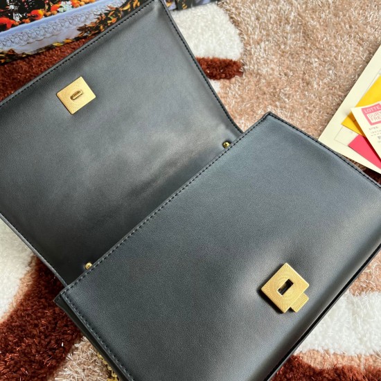 600 [Dolce Gabbana] Top original list ➰Delicious handmade Imported cowhide leather with original hardware bag body with pure handmade oil on top of the top of many celebrities' favorites. Crossbody can be purchased overseas for special products with a sty